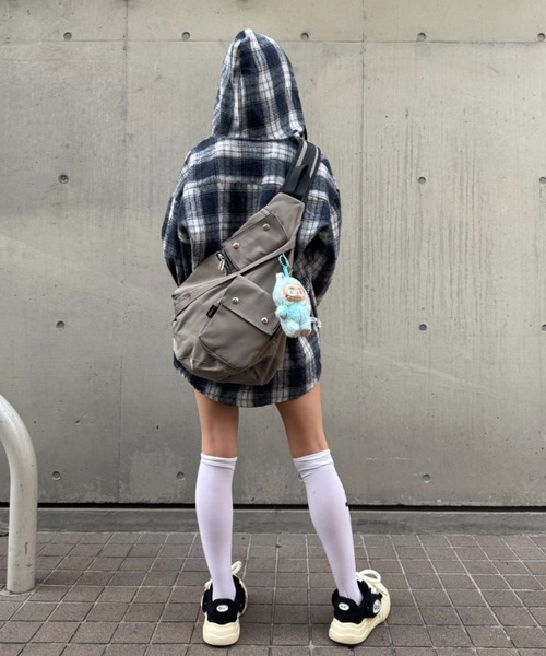 lilful(リルフル)の「【A4収納可能!】ナイロンワンショルダー 多機能ボディバッグ(ショルダーバッグ・メンズ・ブラック/グレー・F)」の11枚目の写真