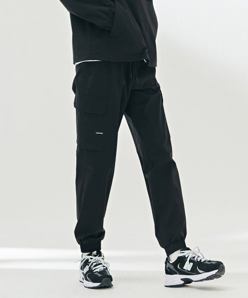 CHASECULT(チェイスカルト)の「共用ストレッチカーゴジョガーパンツ-DARU2219B03(スウェットパンツ・メンズ・ブラック・86/67/70/76/82/92)」の2枚目の写真