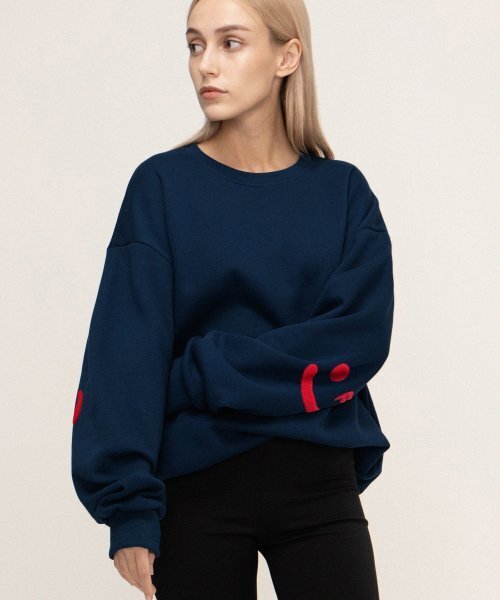 GRAVER（グレーバー）の「[UNISEX]エルボーブックル刺繍スマイル描画マンツーマン_ネイビー（スウェット・レディース・ネイビー・SMALL/MEDIUM/X-LARGE/LARGE）」の2枚目の写真