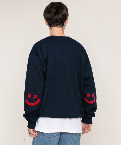 GRAVER（グレーバー）の「[UNISEX]エルボーブックル刺繍スマイル描画マンツーマン_ネイビー（スウェット・レディース・ネイビー・SMALL/MEDIUM/X-LARGE/LARGE）」の3枚目の写真