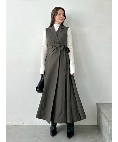 SNIDEL（スナイデル）の「Sustainableサイドプリーツテーラードワンピース（ワンピース・レディース・チャコールグレー/ライトベージュ/ブラウン・0/1）」の3枚目の写真