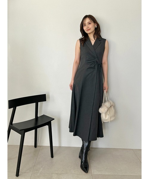 SNIDEL（スナイデル）の「Sustainableサイドプリーツテーラードワンピース（ワンピース・レディース・チャコールグレー/ライトベージュ/ブラウン・0/1）」の5枚目の写真