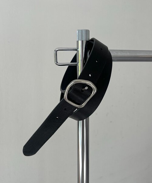 CAPRICIEUX LE'MAGE(カプリシューレマージュ)の「ニュアンスバックルスリムベルト(ベルト・レディース・ブラウン/ブラック・FREE)」の5枚目の写真