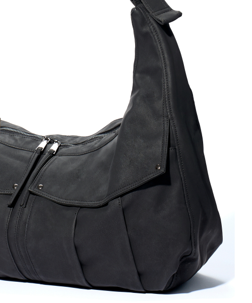 IDWS(アイドンワナセル)の「Mega Loop Hobo Bag Black(メッセンジャーバッグ・レディース・その他・OS)」の14枚目の写真