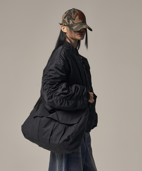 IDWS(アイドンワナセル)の「Mega Loop Hobo Bag Black(メッセンジャーバッグ・レディース・その他・OS)」の8枚目の写真