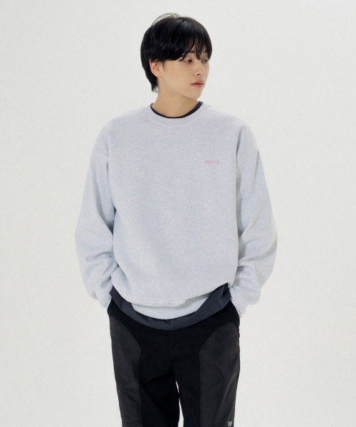 MAYOL(マイヨール)の「ロゴ刺繍ダブル生地スウェットシャツ_メランジグレー(スウェット・メンズ・グレー・MEDIUM/LARGE/X-LARGE)」の4枚目の写真
