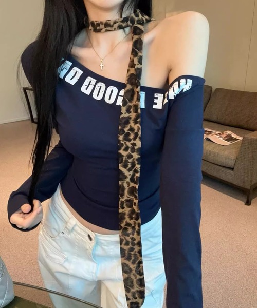 lilful（リルフル）の「ヒョウ柄タイ付き かすれレタリングロゴ ワンショルトップス（Tシャツ/カットソー・レディース・ネイビー/ホワイト/ブラウン/ブラック・F）」の4枚目の写真
