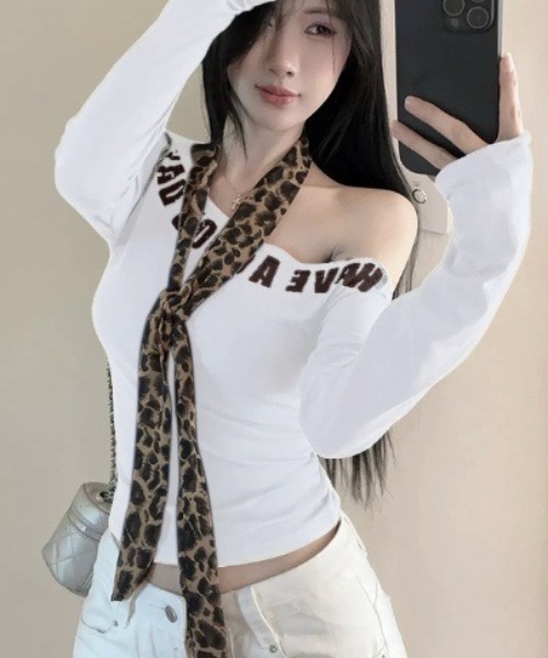 lilful（リルフル）の「ヒョウ柄タイ付き かすれレタリングロゴ ワンショルトップス（Tシャツ/カットソー・レディース・ネイビー/ホワイト/ブラウン/ブラック・F）」の5枚目の写真