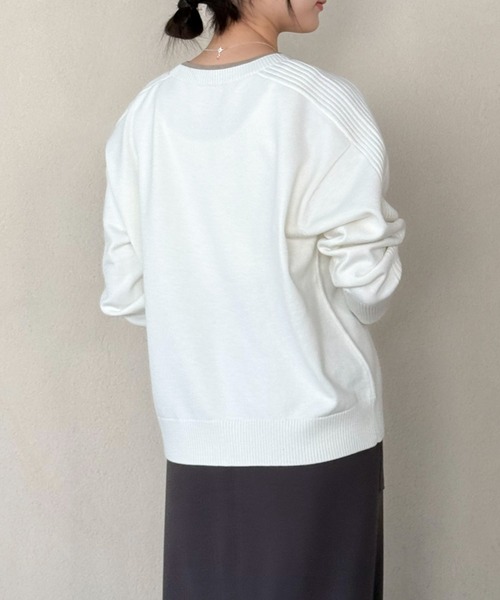 Doux archives(ドゥアルシーヴ)の「レイヤード風エンボスニット(ニット/セーター・レディース・ベージュ/オフホワイト/ブラック・FREE)」の6枚目の写真