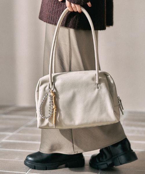 LEPSIM(レプシィム)の「チャーム付きソフトボストン 634220(ボストンバッグ・レディース・アイボリー/ブラック/ブラウン・ONE SIZE)」の2枚目の写真