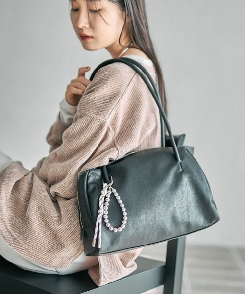 LEPSIM(レプシィム)の「チャーム付きソフトボストン 634220(ボストンバッグ・レディース・アイボリー/ブラック/ブラウン・ONE SIZE)」の1枚目の写真