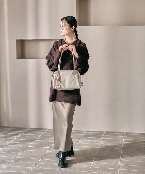 LEPSIM(レプシィム)の「チャーム付きソフトボストン 634220(ボストンバッグ・レディース・アイボリー/ブラック/ブラウン・ONE SIZE)」の4枚目の写真