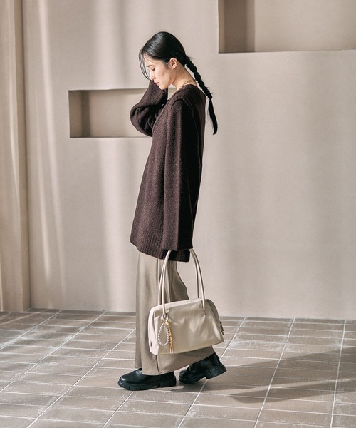 LEPSIM(レプシィム)の「チャーム付きソフトボストン 634220(ボストンバッグ・レディース・アイボリー/ブラック/ブラウン・ONE SIZE)」の5枚目の写真