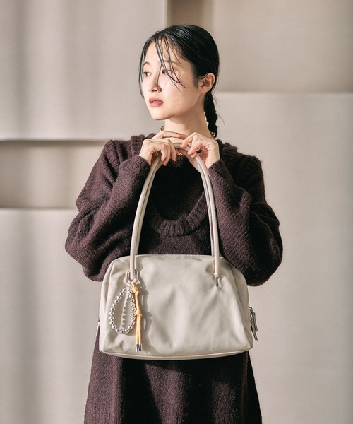 LEPSIM(レプシィム)の「チャーム付きソフトボストン 634220(ボストンバッグ・レディース・アイボリー/ブラック/ブラウン・ONE SIZE)」の6枚目の写真