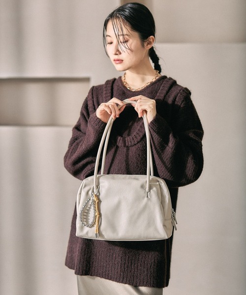 LEPSIM(レプシィム)の「チャーム付きソフトボストン 634220(ボストンバッグ・レディース・アイボリー/ブラック/ブラウン・ONE SIZE)」の7枚目の写真