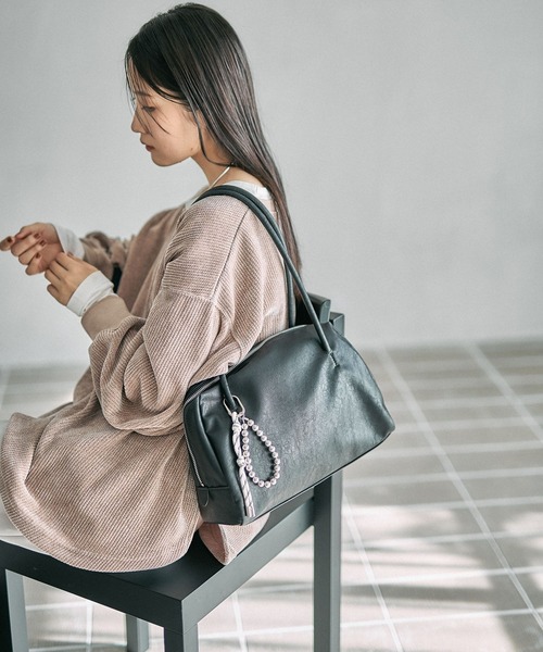 LEPSIM(レプシィム)の「チャーム付きソフトボストン 634220(ボストンバッグ・レディース・アイボリー/ブラック/ブラウン・ONE SIZE)」の8枚目の写真