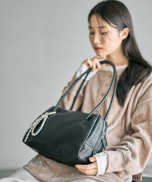 LEPSIM(レプシィム)の「チャーム付きソフトボストン 634220(ボストンバッグ・レディース・アイボリー/ブラック/ブラウン・ONE SIZE)」の9枚目の写真