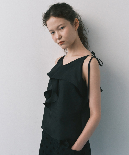 MAIS（マイス）の「RUFFLE CAMISOLE BLOUSE / BLACK（シャツ/ブラウス・レディース・ブラック・FREE）」の2枚目の写真