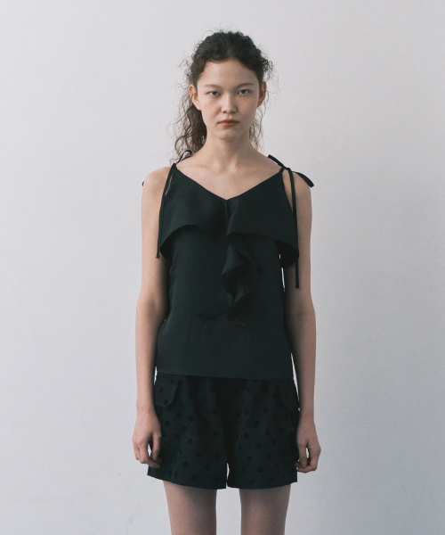 MAIS（マイス）の「RUFFLE CAMISOLE BLOUSE / BLACK（シャツ/ブラウス・レディース・ブラック・FREE）」の3枚目の写真