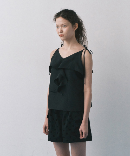 MAIS（マイス）の「RUFFLE CAMISOLE BLOUSE / BLACK（シャツ/ブラウス・レディース・ブラック・FREE）」の4枚目の写真