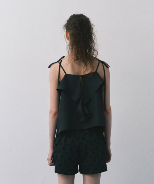MAIS（マイス）の「RUFFLE CAMISOLE BLOUSE / BLACK（シャツ/ブラウス・レディース・ブラック・FREE）」の5枚目の写真