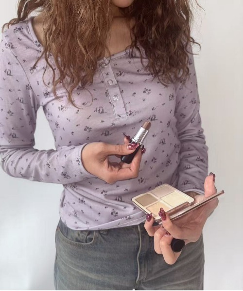 Jelly moo(ジェリームー)の「【 Jelly moo / ジェリームー 】 小花柄 リブ ヘンリーネック トップス(Tシャツ/カットソー・レディース・グレー/チャコールグレー/ラベンダー・FREE)」の3枚目の写真