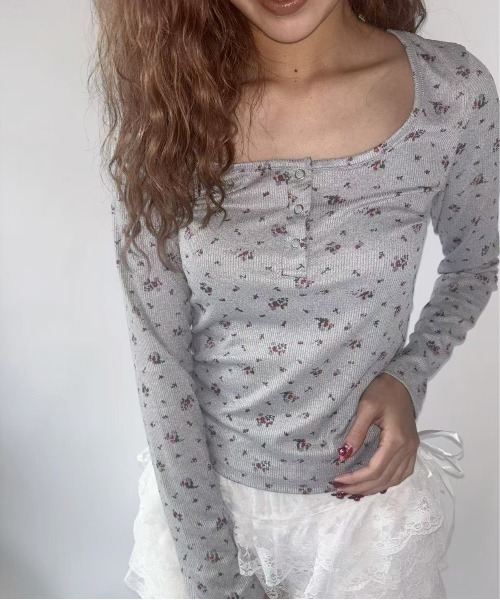 Jelly moo(ジェリームー)の「【 Jelly moo / ジェリームー 】 小花柄 リブ ヘンリーネック トップス(Tシャツ/カットソー・レディース・グレー/チャコールグレー/ラベンダー・FREE)」の2枚目の写真