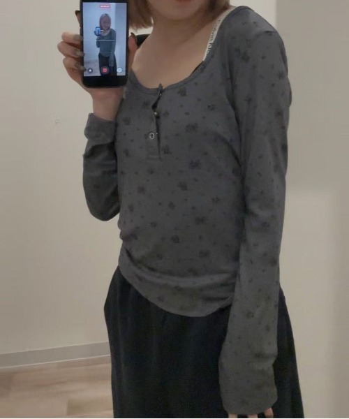 Jelly moo(ジェリームー)の「【 Jelly moo / ジェリームー 】 小花柄 リブ ヘンリーネック トップス(Tシャツ/カットソー・レディース・グレー/チャコールグレー/ラベンダー・FREE)」の1枚目の写真