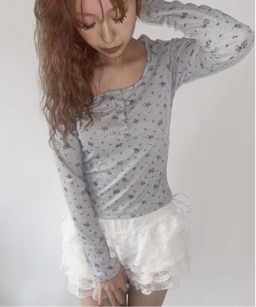 Jelly moo(ジェリームー)の「【 Jelly moo / ジェリームー 】 小花柄 リブ ヘンリーネック トップス(Tシャツ/カットソー・レディース・グレー/チャコールグレー/ラベンダー・FREE)」の4枚目の写真