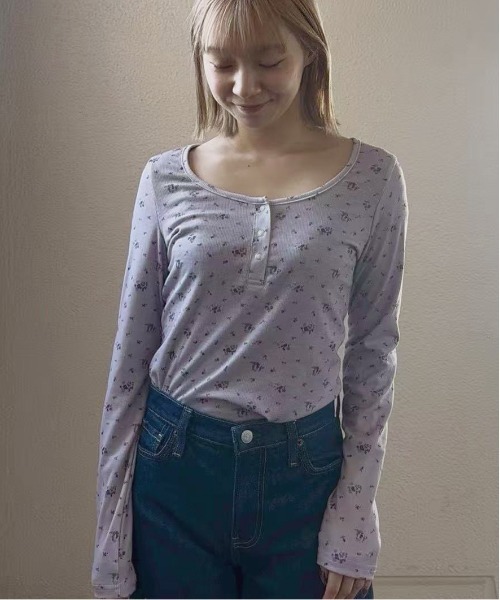 Jelly moo(ジェリームー)の「【 Jelly moo / ジェリームー 】 小花柄 リブ ヘンリーネック トップス(Tシャツ/カットソー・レディース・グレー/チャコールグレー/ラベンダー・FREE)」の7枚目の写真