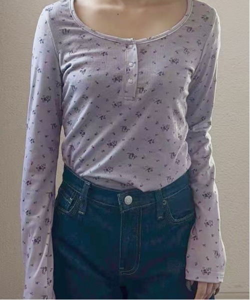 Jelly moo(ジェリームー)の「【 Jelly moo / ジェリームー 】 小花柄 リブ ヘンリーネック トップス(Tシャツ/カットソー・レディース・グレー/チャコールグレー/ラベンダー・FREE)」の8枚目の写真