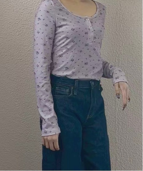 Jelly moo(ジェリームー)の「【 Jelly moo / ジェリームー 】 小花柄 リブ ヘンリーネック トップス(Tシャツ/カットソー・レディース・グレー/チャコールグレー/ラベンダー・FREE)」の9枚目の写真