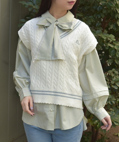 axes femme（アクシーズファム）の「刺繍入りチルデンニットベスト（ベスト・レディース・サックスブルー/チャコール/キナリ・FREE）」の2枚目の写真