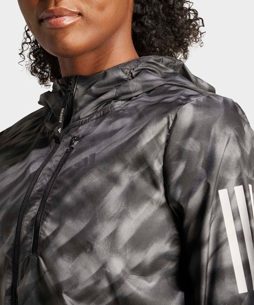 adidas(アディダス)の「オウン ザ ラン総柄プリントジャケット / アディダス adidas(その他アウター・レディース・グレー・MEDIUM/LARGE/SMALL/X-LARGE)」の3枚目の写真