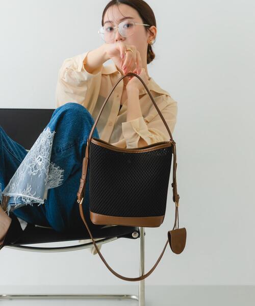 RODE SKO（ロデスコ）の「グラスホルダーセットメッシュ2WAYバッグ（ショルダーバッグ・レディース・グレー/ダークブラウン/ブラック・ONE）」の6枚目の写真