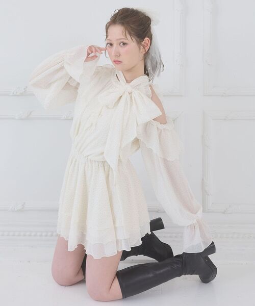 MAJESTIC LEGON（マジェスティックレゴン）の「アメスリフリルリボンミニワンピース（ワンピース・レディース・アイボリー/ブルー系その他2/ホワイト系その他2/グレー・MEDIUM）」の3枚目の写真