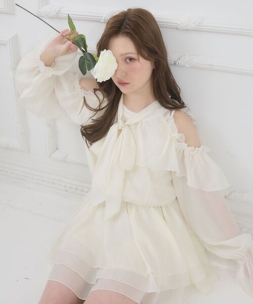 MAJESTIC LEGON（マジェスティックレゴン）の「アメスリフリルリボンミニワンピース（ワンピース・レディース・アイボリー/ブルー系その他2/ホワイト系その他2/グレー・MEDIUM）」の2枚目の写真