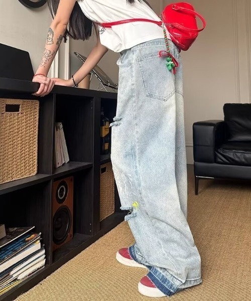 LAC-VERT(ラック・ヴェール)の「ペイントロゴダメージデニムパンツ(デニムパンツ・レディース・ブルー・LARGE/MEDIUM)」の2枚目の写真