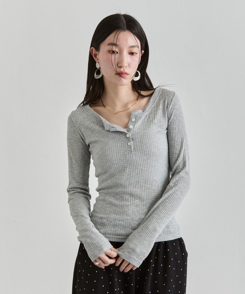NUJOH(ヌゾ)の「Henley Rib Top / ヘンリーネックリブトップ(Tシャツ/カットソー・レディース・グレー/ライトベージュ/ブラック/ホワイト・FREE)」の3枚目の写真
