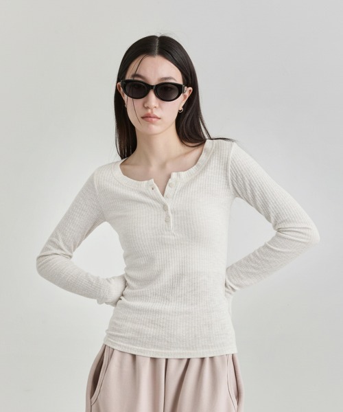NUJOH(ヌゾ)の「Henley Rib Top / ヘンリーネックリブトップ(Tシャツ/カットソー・レディース・グレー/ライトベージュ/ブラック/ホワイト・FREE)」の2枚目の写真