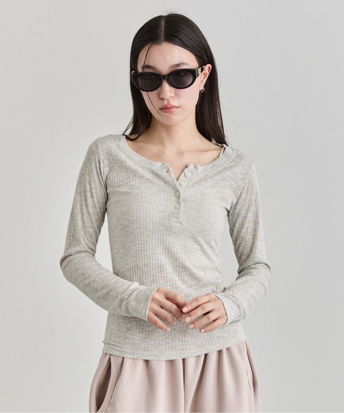 NUJOH(ヌゾ)の「Henley Rib Top / ヘンリーネックリブトップ(Tシャツ/カットソー・レディース・グレー/ライトベージュ/ブラック/ホワイト・FREE)」の4枚目の写真
