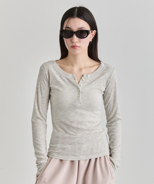 NUJOH(ヌゾ)の「Henley Rib Top / ヘンリーネックリブトップ(Tシャツ/カットソー・レディース・グレー/ライトベージュ/ブラック/ホワイト・FREE)」の22枚目の写真