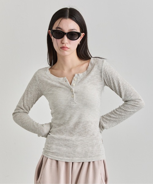 NUJOH(ヌゾ)の「Henley Rib Top / ヘンリーネックリブトップ(Tシャツ/カットソー・レディース・グレー/ライトベージュ/ブラック/ホワイト・FREE)」の21枚目の写真