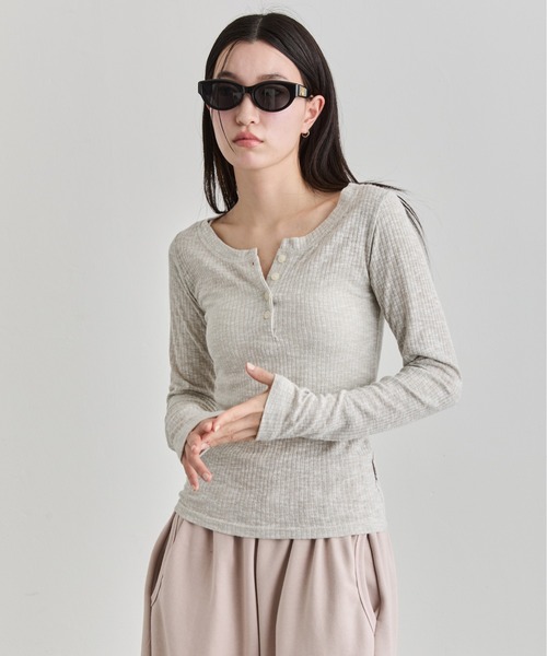 NUJOH(ヌゾ)の「Henley Rib Top / ヘンリーネックリブトップ(Tシャツ/カットソー・レディース・グレー/ライトベージュ/ブラック/ホワイト・FREE)」の17枚目の写真