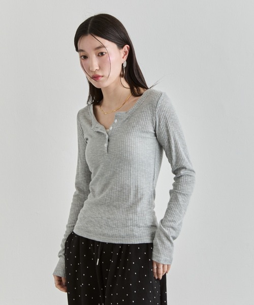 NUJOH(ヌゾ)の「Henley Rib Top / ヘンリーネックリブトップ(Tシャツ/カットソー・レディース・グレー/ライトベージュ/ブラック/ホワイト・FREE)」の7枚目の写真