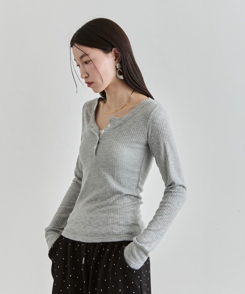 NUJOH(ヌゾ)の「Henley Rib Top / ヘンリーネックリブトップ(Tシャツ/カットソー・レディース・グレー/ライトベージュ/ブラック/ホワイト・FREE)」の8枚目の写真