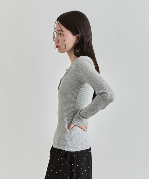 NUJOH(ヌゾ)の「Henley Rib Top / ヘンリーネックリブトップ(Tシャツ/カットソー・レディース・グレー/ライトベージュ/ブラック/ホワイト・FREE)」の9枚目の写真