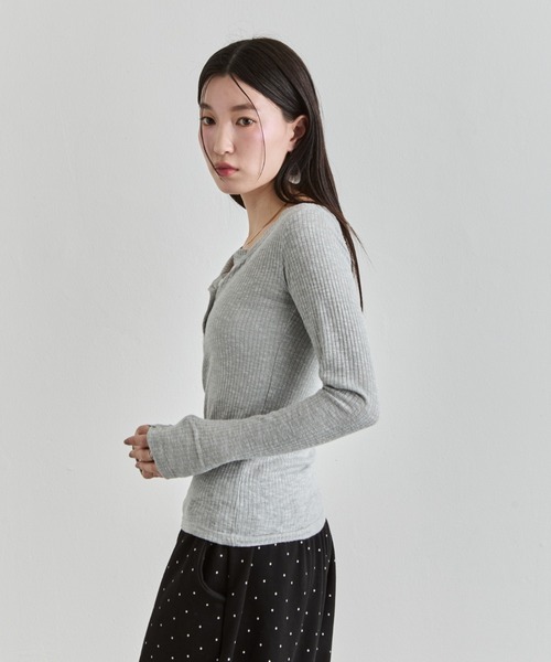NUJOH(ヌゾ)の「Henley Rib Top / ヘンリーネックリブトップ(Tシャツ/カットソー・レディース・グレー/ライトベージュ/ブラック/ホワイト・FREE)」の10枚目の写真