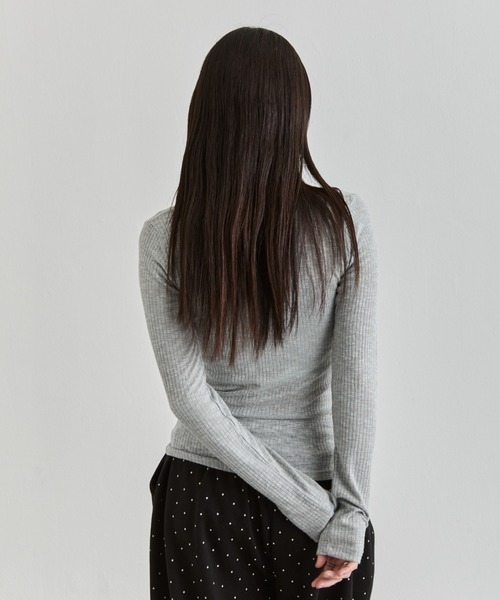 NUJOH(ヌゾ)の「Henley Rib Top / ヘンリーネックリブトップ(Tシャツ/カットソー・レディース・グレー/ライトベージュ/ブラック/ホワイト・FREE)」の11枚目の写真