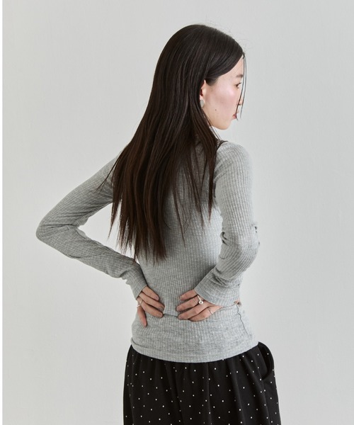 NUJOH(ヌゾ)の「Henley Rib Top / ヘンリーネックリブトップ(Tシャツ/カットソー・レディース・グレー/ライトベージュ/ブラック/ホワイト・FREE)」の12枚目の写真